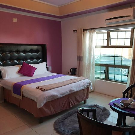 Mathlyn Guest House Francistown Exterior photo