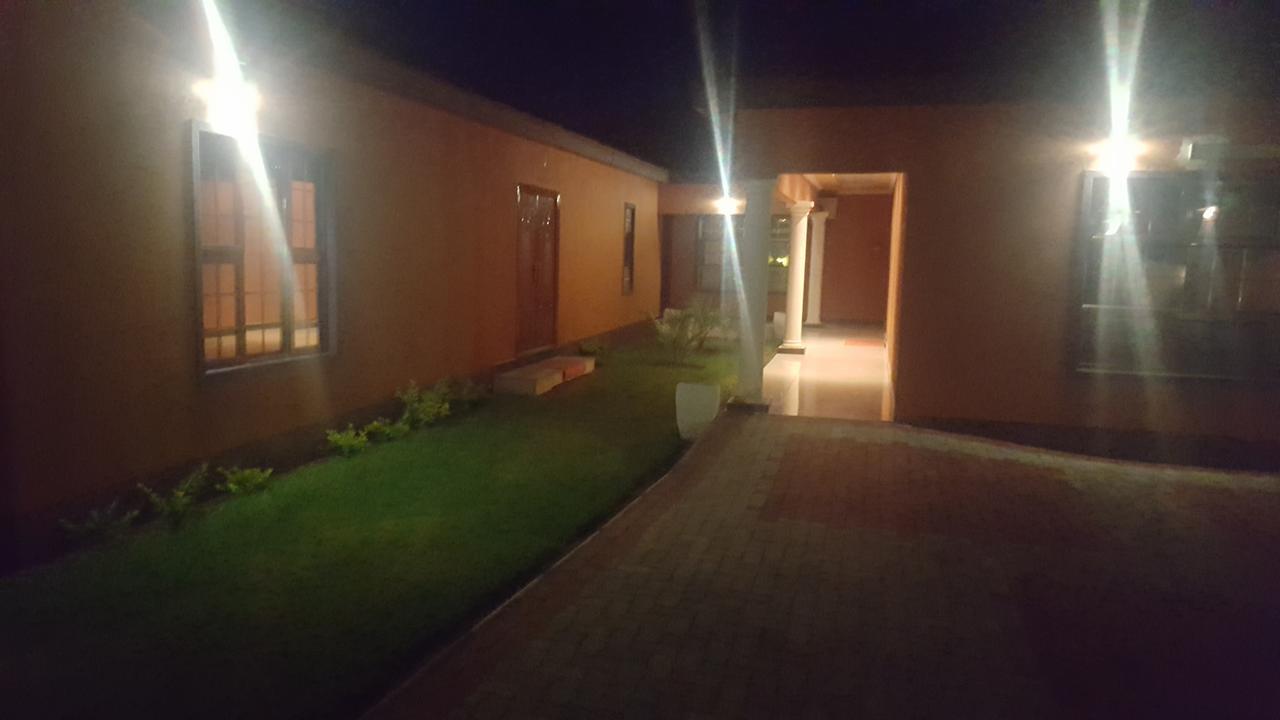 Mathlyn Guest House Francistown Exterior photo