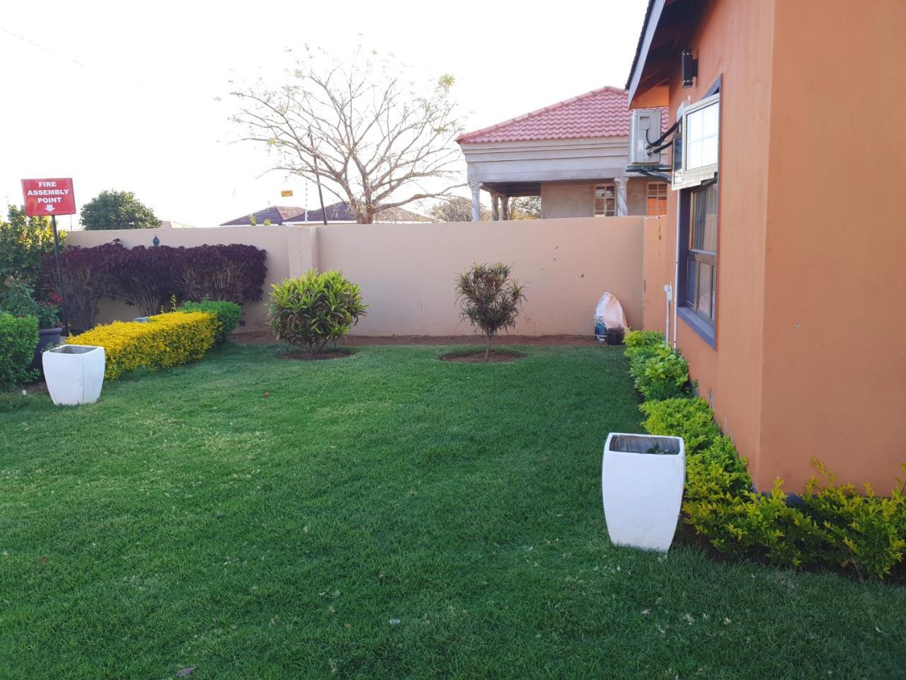 Mathlyn Guest House Francistown Exterior photo